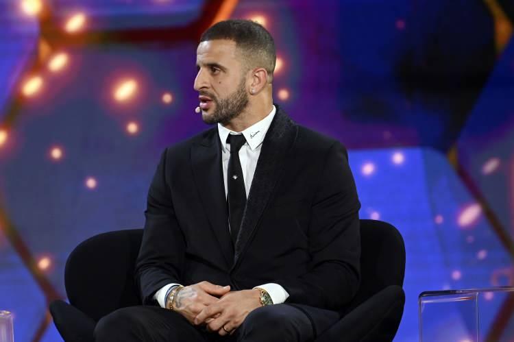 <p>Sarı-lacivertliler, bonservisi Manchester City'de olan ancak geride bıraktığımız sezonu kiralık olarak İtalyan ekibi Milan'da geçiren tecrübeli sağ bek Kyle Walker ile de temas halinde. Fenerbahçe Teknik Direktörü Jose Mourinho da bu transfer için oldukça istekli. Tecrübeli teknik adam, tecrübeli sağ bekin transferinin kısa süre içerisinde kadroya katılmasını istiyor. Mourinho'nun transferin gerçekleşmesi halinde Kyle Walker'ı 3'lü savunmanın sağ tarafında kullanma ihitmali de bulunuyor.</p>