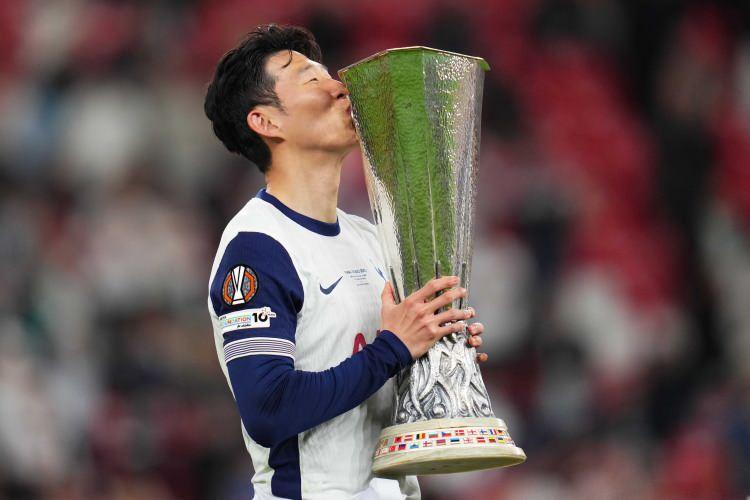 <p><span style="color:#B22222"><strong>HEUNG-MİN SON YOLA ÇIKMAYA HAZIR</strong></span><br />
<br />
Fenerbahçe, İngiltere Premier Lig ekibi Tottenham'da forma giyen Heung-min Son'u transfer etmek için şartları zorluyor.</p>