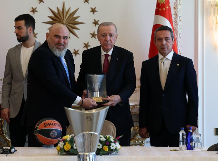 <p>Yeni sezon için transfer çalışmalarına başlayan Fenerbahçe, kadroda ciddi değişiklikler yapmayı planlıyor.</p>