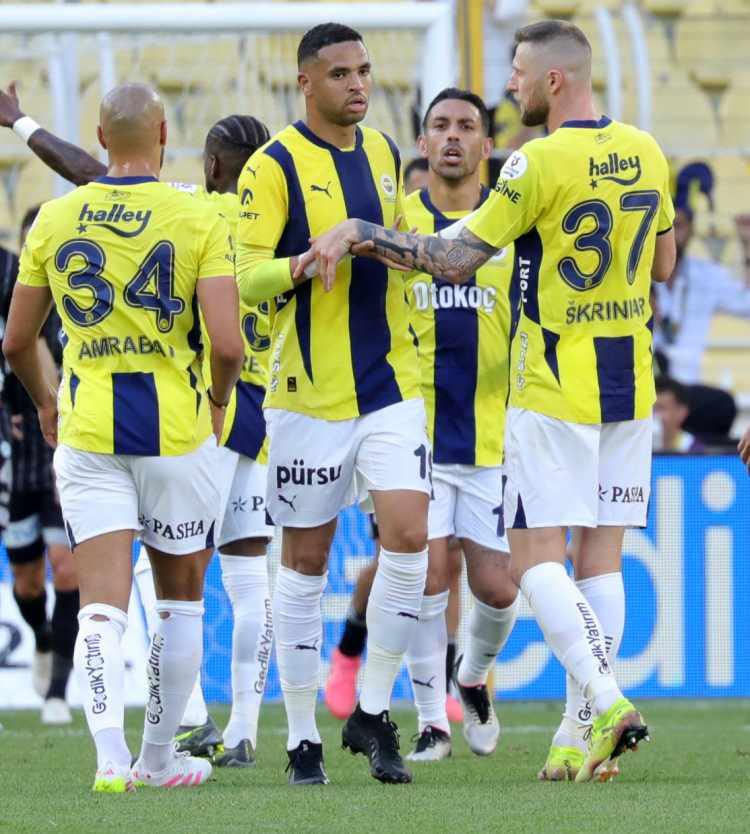 <p>Fenerbahçe'nin geçtiğimiz yaz transfer döneminde Sevilla'dan 19.5 milyon Euro bonservis bedeliyle kadrosuna kattığı Youssef En Nesyri'ye teklif var.</p>