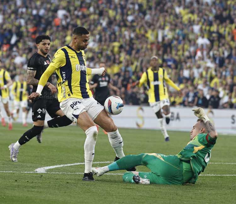 <p>Suudi Arabistan ekibi Al Hilal, 28 yaşındaki Faslı futbolcu için devreye girdi. Al Hilal, sarı-lacivertli ekibe 30 milyon Euro'luk teklif sunsa da bu teklif ilk etapta kabul görmedi.</p>