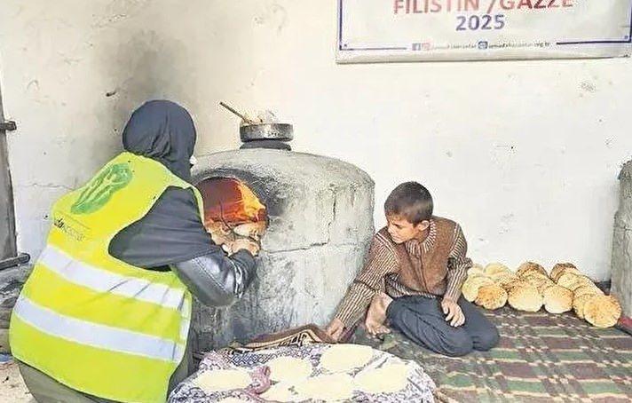 <p>Ancak, Gazze'de her gün zor şartlarda ekmek dağıttıkları fırın önceki gün Katil İsrail'in hedefi oldu ve bombalandı.</p>
<p> </p>