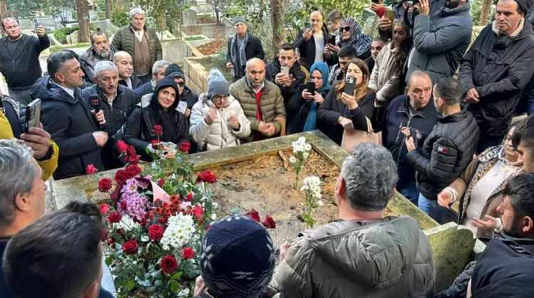 <p><span style="color:#000000">İstanbul Sarıyer’de bulunan Yeniköy Mezarlığı’na defnedilen Ferdi Tayfur'un mezarı sevenleri tarafından sık sık ziyaret edilmeye devam ediyor. </span></p>