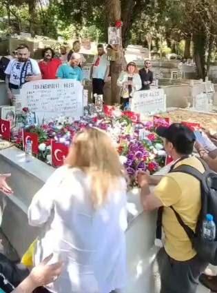 <p><span style="color:#000000">Birçok kişi tarafından "Ferdi Baba" olarak anılan usta sanatçının mezarı, babalar gününde hayranlarından yoğun ilgi gördü.</span></p>