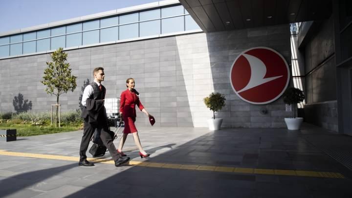 <p>Değerlendirme sürecini başarılı bir şekilde geçen adaylar, kabin memuru adayı ünvanı ile işe başlatılacak ve İstanbul - Florya'da bulunan THY Uçuş Akademisi'nde 2 ay eğitim alacak.</p>
<p> </p>