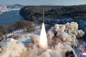 <p>İsrail- İran savaşı tüm dünyanın endişeyle takip ettiği bir kriz haline gelirken, Kuzey Kore lideri Kim Jong Un'dan Tahran yönetimine açık destek geldi. </p>
<p> </p>