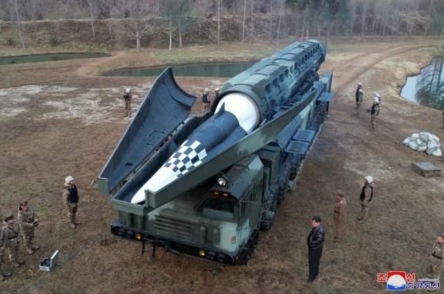 <p>Geçtiğimiz aylarda füzenin test fırlatışını bizzat denetleyen Kim Jong Un, Hwasong-16B'yi "savunma teknolojisinin zirvesi" olarak tanımlamıştı.</p>
<p> </p>
