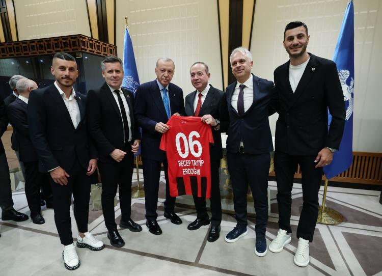 <p>Erdoğan'a forma giydiği maçta çekilmiş fotoğraf takdim edildi.</p>
<p>Kocaelispor Başkanı Recep Durul, kulübünün 16 yıl sonra Süper Lig'e yeniden yükseldiğini belirterek, Türk futboluna hizmet etmeye devam edeceklerini söyledi. Fatih Karagümrük Başkanı Süleyman Hurma da kendi imkanları doğrultusunda ligin en genç ikinci takımıyla Süper Lig'e yükseldiklerini ifade etti. Yapılacak yeni stadyumlarında başarılar elde etmek istediklerini söyleyen Hurma, "En büyük arzumuz, sizlerin de futbol oynadığı Vefa Stadı'na bir Avrupa takımını getirmek." diye konuştu.</p>