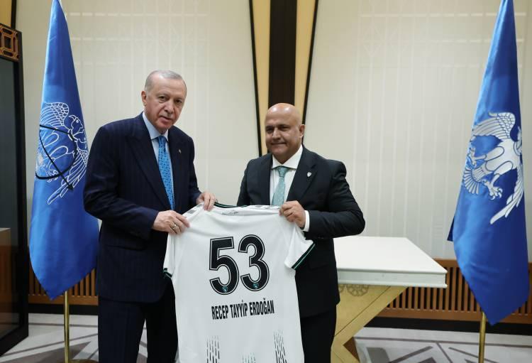 <p>Altyapı ve spor okullarıyla birlikte yaklaşık 1700 çocuk ve gence bu tesislerde spor yaptırdıklarını belirten Sungur, bunun kendileri için çok büyük gurur kaynağı olduğunu dile getirdi.</p>