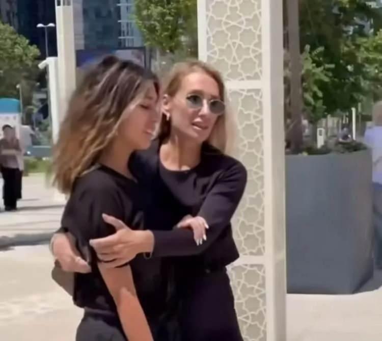 <p>Cenaze töreninden dakikalar önce camiye gelen anne Umut Candan ve kız kardeş Bahar Candan, ayakta durmakta güçlük çektiler.</p>
<p> </p>