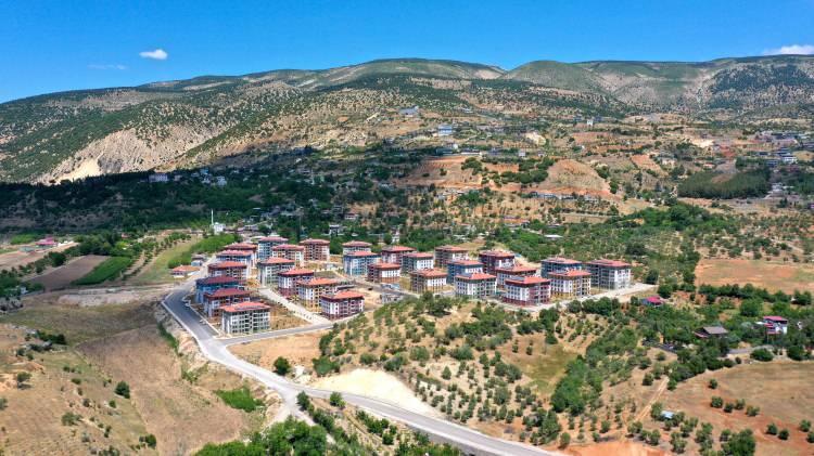 <p><span style="color:#B22222"><strong>Hatay: </strong></span></p>
<p> </p>
<p> </p>
<p>60 bin 507 konut, 1152 iş yeri, 6 bin 747 köy evi olmak üzere toplam 68 bin 406</p>