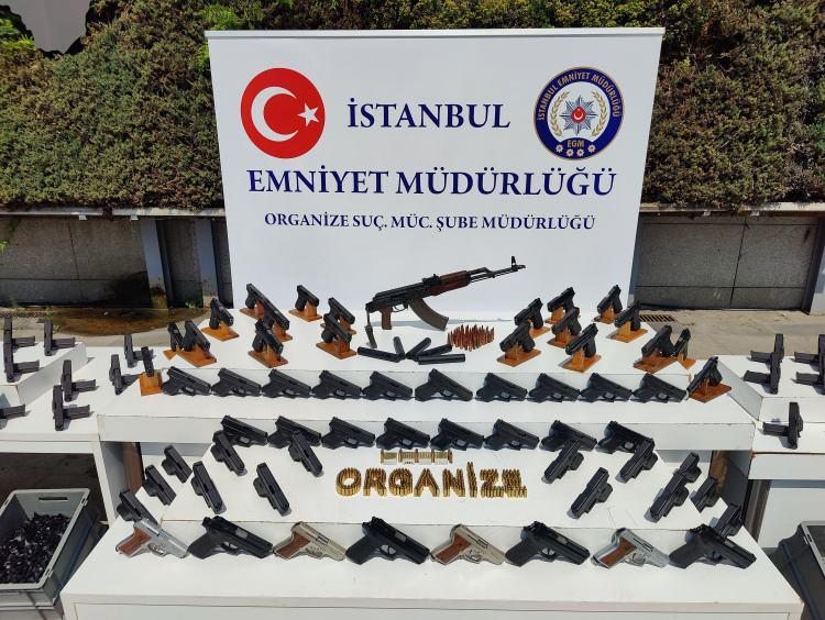 <p>İstanbul’da organize suç örgütlerine yönelik düzenlenen operasyon kapsamında yakalanan 69 kişi yakalandı. İçlerinden bazılarının Dilan Polat’ın korumasına silahlı saldırı düzenleyenler olduğu öğrenildi.</p>
<p></p>