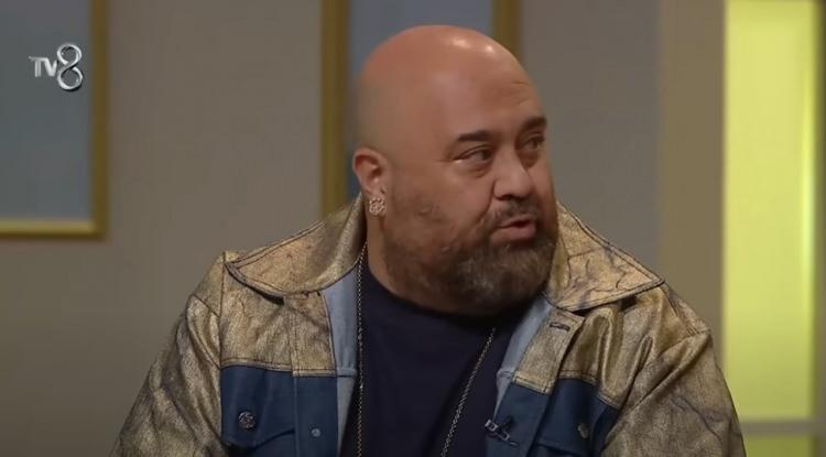 <p>Bir kafenin ya da restoranın mutfaktan sorumlu kişisine <strong>"Mutfak şefi"</strong> mi denir, yoksa <strong>"Mutfak sorumlusu"</strong> mu denir, tartışması gerginlik oluşturdu.</p>