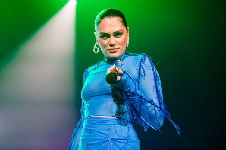 <p><span style="color:#000000"><strong>"Price Tag" başta olmak üzere "Do It like a Dude", "Nobody's Perfect", "Who's Laughing Now" gibi parçalarla bir dönem dünya müzik listelerini sallayan Jessie J, Wembley Stadyumu'nda verdiği konserde duygusal anlar yaşattı.</strong></span></p>