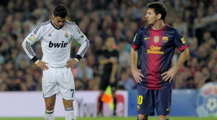 <p>İspanya Futbol Ligi'nin devleri Barselona ve Real Madrid'in yıldız isimleri Lionel Messi ve Cristiano Ronaldo, günümüzde farklı liglerde top oynasa da hâlâ rekabetleri konuşulan isimlerden.</p>