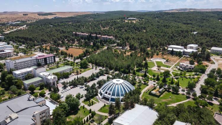 <p>1249. derece Gaziantep Üniversitesi,Türkiye,16,-,-,-,1202,69.3</p>