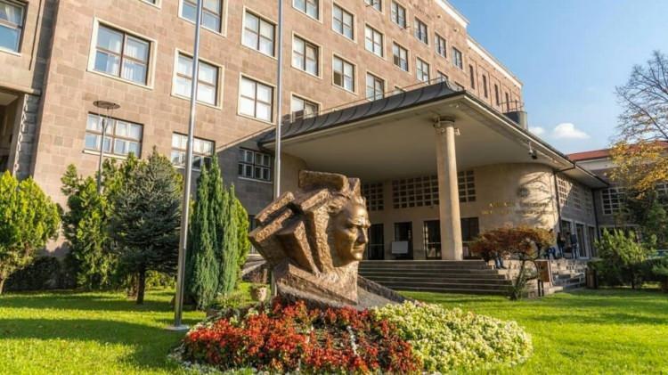 <p>717. derece Ankara Üniversitesi,Türkiye,4,-,938,-,682,72.5</p>
