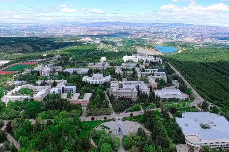 <p>661. derece Hacettepe Üniversitesi,Türkiye,1,-,-,-,627,73.0</p>
<p> </p>
<p> </p>
<p><span style="color:#B22222"><strong>Şu anda CRUW araştırmasına göre 2025 yılında Türkiye'nin en iyi üniversitesi koltuğunda Hacettepe Üniversitesi oturuyor. </strong></span></p>