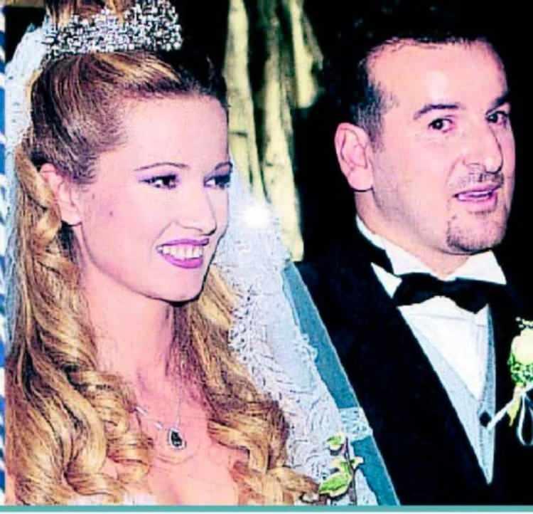 <p><span style="color:#800000"><strong>KIZINI GÖZLERDEN UZAK BÜYÜTTÜ</strong></span></p>
<p><span style="color:#000000">1999 yılında gazeteci Burhan Akdağ ile nikah masasına oturan Anlı, 2002 yılında dünyaya gelen kızı Lidya Müge'yi de bu nedenle gözlerden uzak büyütmüştü.</span></p>