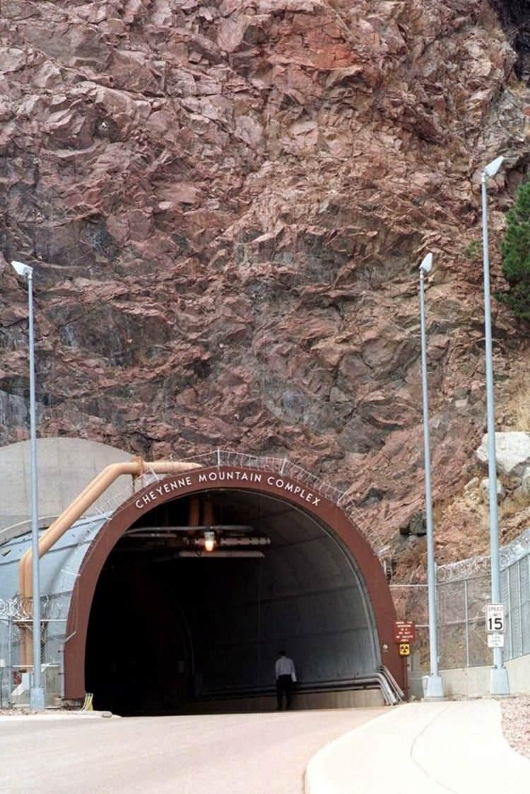 <p>Kuzey Dakota’daki Minot Hava Üssü, yer altındaki kıtalararası balistik füze silolarına ev sahipliği yapıyor.</p>

<p>Teksas’taki West Fort Hood dağ yamaçlarına oyulmuş tünellerde nükleer silahlar saklarken, Soğuk Savaş döneminde Grönland’daki Camp Century üssünde “Project Iceworm” adıyla bilinen nükleer altyapı, buz tünellerine yerleştirilmişti.</p>
