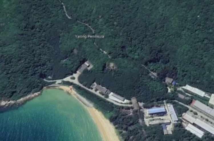 <p>12 DENİZALTI BARINDIRABİLİR</p>
<p> </p>
<p>Çin ise Hainan Adası’ndaki Longpo Deniz Üssü ile dikkat çekiyor. Bu üste yer alan tüneller sayesinde denizaltılar Güney Çin Denizi’ne gizlice girip çıkabiliyor.</p>
<p>Longpo, Çin’in ikinci vuruş kabiliyetine dayanan nükleer caydırıcılığının temel taşı olarak görülüyor.</p>
<p>Üs, her biri yaklaşık 230 metre uzunluğunda altı iskeleye sahip ve 12 denizaltı barındırabilecek kapasitede. Longpo, daha büyük kapsamlı Yulin Deniz Üssü’nün bir parçası.</p>