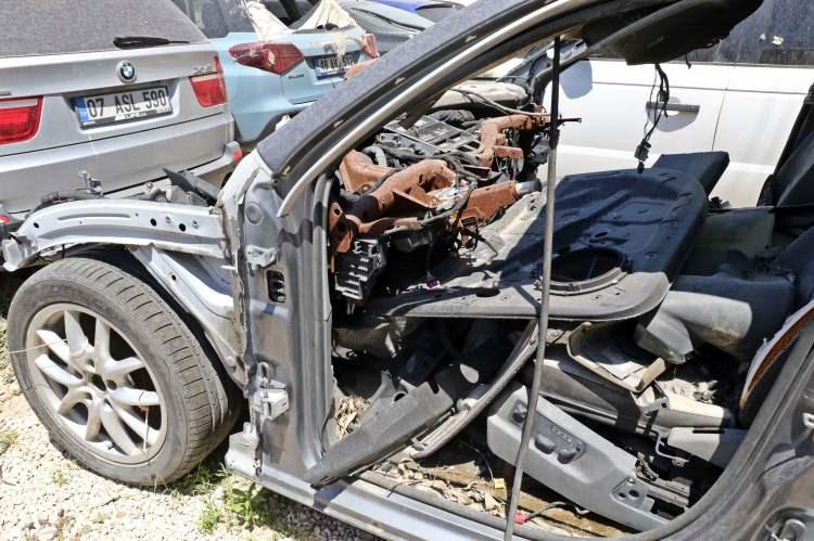 <p>Polis ihbarın belirtildiği adrese gelip yaptığı incelemede aracın yakalama hacizli olduğunu belirleyince araç yediemin otoparkına kaldırılıyor.</p>