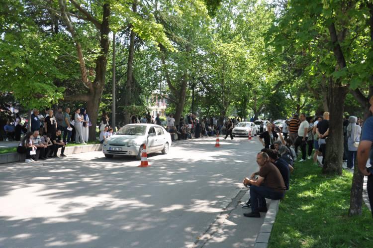 <p><span style="color:rgb(67, 67, 67)">TYT'ye, ihtiyaca göre oluşturulan erişilebilir binalardaki uygun sınav salonları için 12 bin 607 engelli aday başvurdu.</span></p>