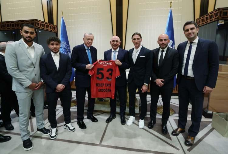 <p>Gençlerbirliği'nin altyapıya verdiği öneme vurgu yapan Sungur, "Arda Güler'lerden başlayıp birçok İrfan Can Kahveci'ler gibi isimlerden hepsi bizim Beştepe'deki tesislerden çıkmıştır. Size de destekleriniz için sonsuz şükranlarımızı sunuyoruz." dedi.</p>
<p>Sungur, yeni stada ilişkin şunları kaydetti:</p>