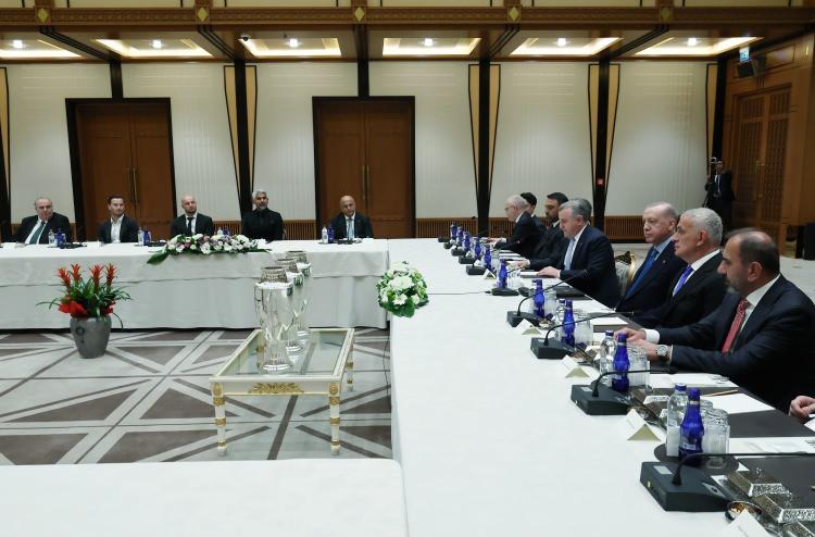 <p>Cumhurbaşkanı Erdoğan, Cumhurbaşkanlığı Külliyesi'nde Gençlik ve Spor Bakanı Osman Aşkın Bak, Cumhurbaşkanı Dış Politika ve Güvenlik Başdanışmanı Akif Çağatay Kılıç, Türkiye Futbol Federasyonu (TFF) Başkanı İbrahim Hacıosmanoğlu ve Süper Lig'e yükselen 3 futbol kulübünün başkanları, teknik heyeti ile oyuncularını kabul etti.</p>