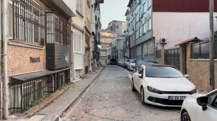 <p>Fatih İlçe Emniyet Müdürlüğü Koruma Büro Amirliğinde görevli polis memuru Semih G.’nin gece mesaisine gelmemesi üzerine endişelenen ve telefonla da ulaşamayan meslektaşları, saat 19.00 sıralarında Ayvansaray Mahallesi Kariye İmarethanesi Sokak’taki evine geldi. Polis memurları zili çalmalarına rağmen Semih G.’den cevap alamayınca çağırılan çilingire kapı açtırılarak eve girildi.</p>
<p> </p>