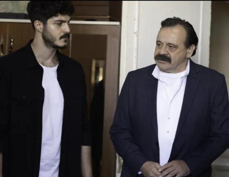 <p><span style="color:#000000"><strong>Gece sahneleri &ccedil;ekilirken yemek molasını bekleyen &Ouml;zcan, iddiaya g&ouml;re aniden reji ekibine ağır s&ouml;zler s&ouml;yleyerek k&uuml;f&uuml;rler savurdu.</strong></span></p>
