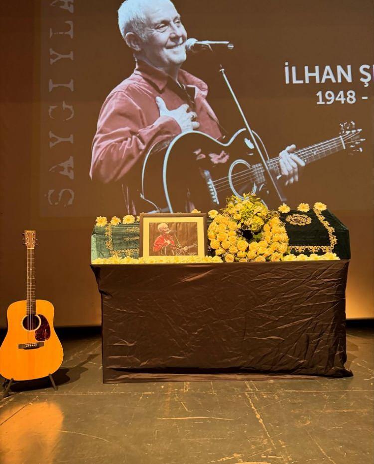 <p><span style="color:#800000"><strong>DOĞUM G&Uuml;N&Uuml;NDE UNUTULMADI</strong></span></p>

<p><span style="color:#000000">27 Mayıs 2025'te Caddebostan K&uuml;lt&uuml;r Merkezi'nde ailesi ve t&uuml;m sevenlerinin katılımıyla ger&ccedil;ekleştirilen anma t&ouml;reninin ardından son yolculuğuna uğurlanan İlhan Şeşen, doğum g&uuml;n&uuml;nde unutulmadı.</span></p>
