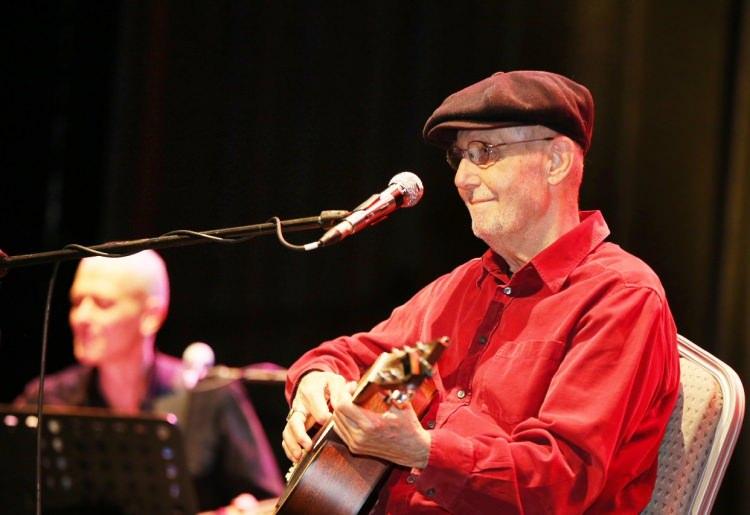 <p><span style="color:#800000"><strong>M&Uuml;CADELEYE 2 SENE DAYANABİLDİ</strong></span></p>

<p><span style="color:#000000">Kansere karşı uzun yıllar m&uuml;cadele eden Şeşen 26 Mayıs'ta hayatını kaybetmişti.</span></p>
