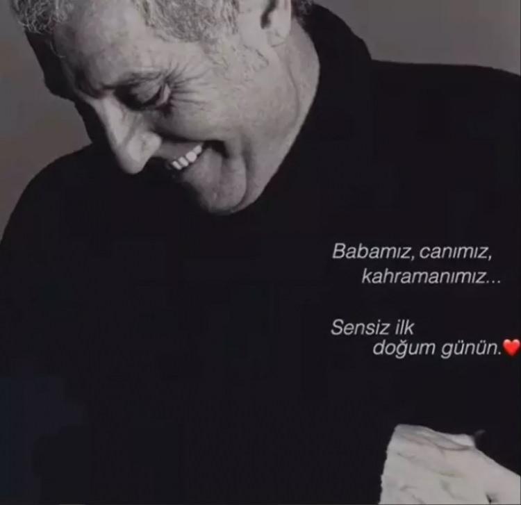 <p><span style="color:#800000"><strong>"SENSİZ İLK DOĞUM G&Uuml;N&Uuml;N"</strong></span></p>

<p><span style="color:#000000">&Ccedil;ocukları usta sanat&ccedil;ıyı;&nbsp;<em>'<strong>'Babamız, canımız, kahramanımız.. Sensiz ilk doğum g&uuml;n&uuml;n'</strong>'</em> ifadeleriyle andı.&nbsp;</span></p>
