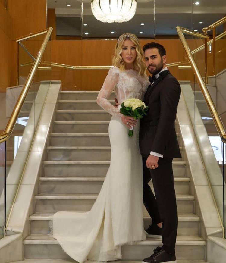 <p><span style="color:#800000"><strong>ELEŞTİRİLERİN ODAĞI OLMUŞTU</strong></span></p>
<p><span style="color:#000000">Ünlü şarkıcı Seda Sayan, 2022 yılında kendisinden 25 yaş küçük olan erkek arkadaşı Çağlar Ökten ile dünyaevine girmişti.</span></p>
<p><span style="color:#000000">Aralarındaki yaş farkı ile sosyal medyada eleştirilerin odağı olan çift, uzun süre de gündemden düşmemişti.</span></p>