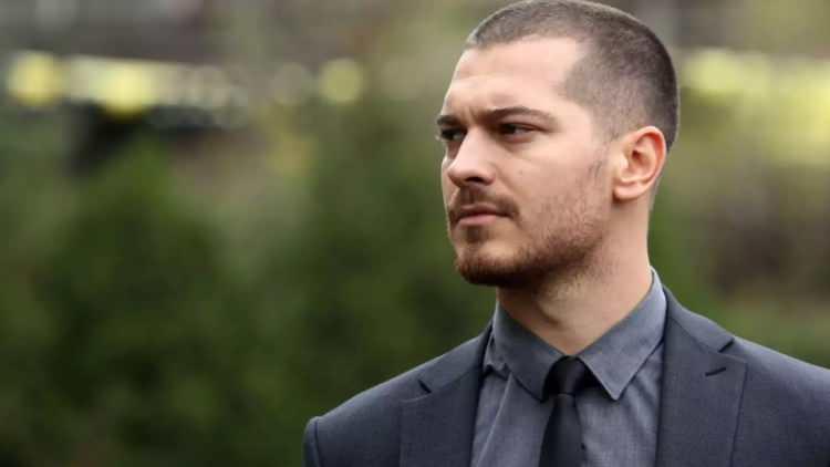 <p><span style="color:#000000">Rol aldığı; "Medcezir", "Gaddar", "İçerde", "Terzi" gibi yapımlarla adından söz ettiren Ulusoy, son olarak "Eşref Rüya" dizisiyle izleyici karşısına çıkmıştı.</span></p>