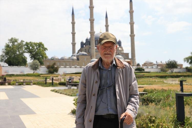 <p><strong>YKS'den alacağı puanla tercih yapmayacağını dile getiren Kılıç, şunları kaydetti:</strong></p>
<p>"Sınavlara girme amacım bir taraftan bilgilerini ölçüyorum, kontrol ediyorum. Esas gayem hem bilgilerimi güncel tutmak hem de gençlere örnek olmaktır.</p>
<p>Boş zamanlarımda 1880'li yılların gazetelerinden Osmanlıca çeviri yapıyorum. Aynı zamanda bir kitap hazırlıyorum. İlk kitabım 19. asrın sonları ve 20. asrın ilk çeyreğinde Edirne'de günlük haberlerden derlemeleri konu alacak. Yakında basılacak kitabım."</p>