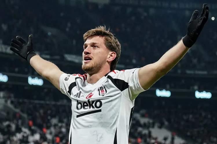 <p>Beşiktaş'ın genç yıldızı Semih Kılıçsoy'a Leeds United talip oldu. Ada temsilcisinin Semih için 18 milyon sterlini gözden çıkardığı iddia edildi.<br />
<br />
(FANATİK)</p>
