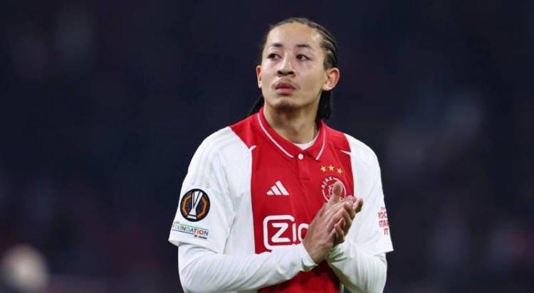 <p>Fenerbahçe yönetimi Ajax forması giyen Fitz-Jim'in bonservisi hakkında kulübünden bilgi talebinde bulundu.<br />
<br />
Görüşmeler önümüzdeki günlerde hız kazanacak.<br />
<br />
(SABAH)</p>

