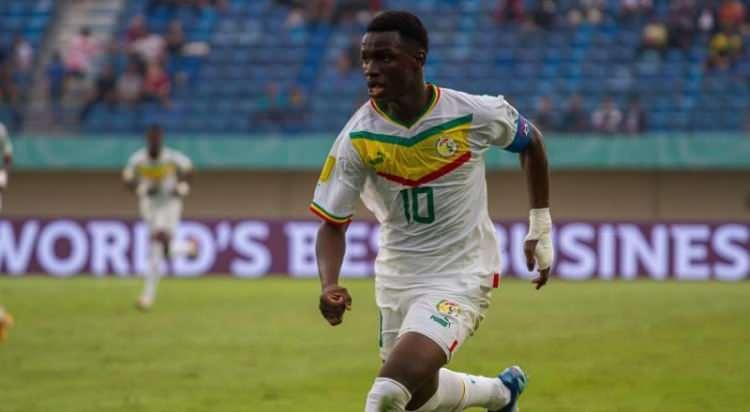 <p>Fenerbahçe, Generation Foot forması giyen 17 yaşındaki yıldız adayı Amara Diouf ile 5 yıllık sözleşme imzaladı.<br />
<br />
Genç futbolcu 18 yaşından sonra sarı-lacivertli formyı giyecek.<br />
<br />
(SÖZCÜ)</p>