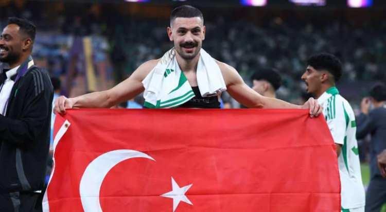 <p>Fenerbahçe, Al Ahli'de forma giyen Merih Demiral'ı kadrosuna katmak için girişimlerini yoğunlaştırdı.<br />
<br />
(FANATİK)</p>