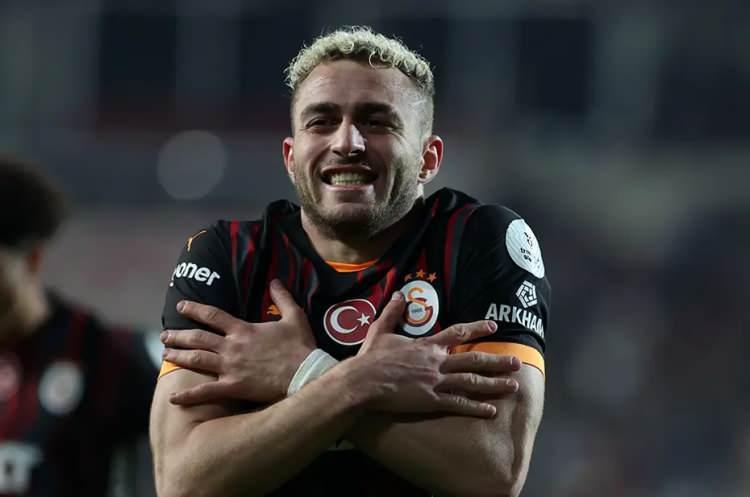 <p>Galatasaray'ın kanat oyuncusu Barış Alper Yılmaz'a Ajax'ın talip olduğu iddia edildi.<br />
<br />
Hollanda temsilcisinin yakın zamanda 25 yaşındaki futbolcu için resmi teklif yapmaya hazırlandığı bildirildi. </p>
<p><br />
(AKŞAM)</p>