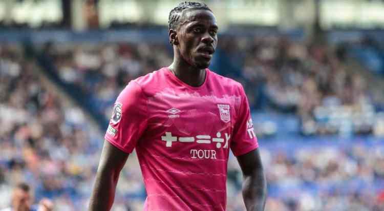 <p>Trabzonspor, Ipswich Town ile sözleşmesi bitecek olan Demokratik Kongolu savunmacı Axel Tuanzebe'yi renklerine bağlamak istiyor.<br />
<br />
(FOTOMAÇ)</p>