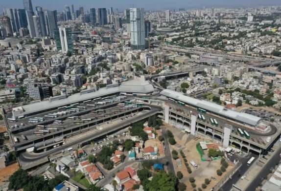 <p>İran'ın füzelerinden korunmak için İsrailliler sığınaklara koşarken, uzun yıllardır kapalı olan Tel Aviv Merkez Otobüs İstasyonu'nun altındaki, inanışa göre nükleer saldırılara karşı inşa edilmiş olan dev sığınağın kapıları açıldı. </p>