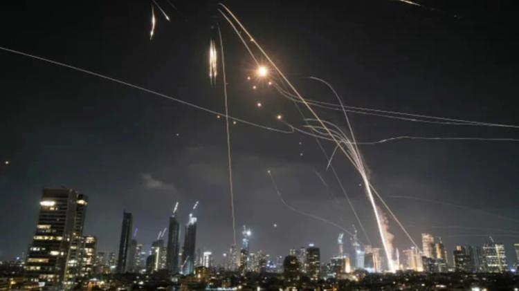 <p>İran'ın yüzlerce füzeyi Tel Aviv'e yönlendirmesinin ardından İsrail halkına sığınaklara kaçma çağrıları yapılıyor. </p>