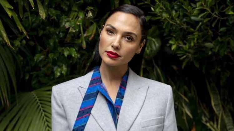 <p><strong><span style="color:#B22222">GAL GADOT </span> | İSRAİL</strong></p>
<p> </p>
<p><strong>Oyuncu</strong></p>