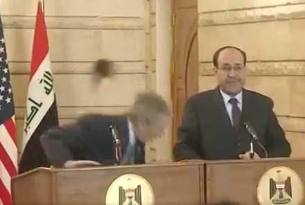 <p>Iraklı bir gazeteci 2008'de eski Başkan George Bush'a ayakkabılarını fırlattı.</p>
<p> </p>