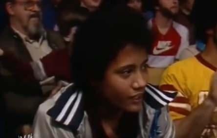 <p>11 yaşındaki Dwayne "The Rock" Johnson kalabalığın arasında oturup babasının güreşmesini izliyor, 1984</p>
<p> </p>