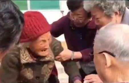 <p>Evli çift, 2. Dünya Savaşı sırasında 54 yıl boyunca ayrı kaldı. Kadın asla yeniden evlenmedi ama adam evlendi ve çocukları ve torunları oldu.</p>