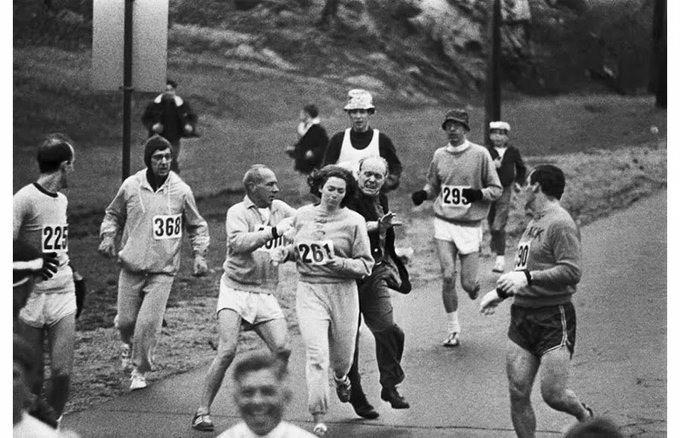 <p>1967'de Kathrine Switzer, yarış organizatörlerinin onun yarışmasını engelleme çabalarına rağmen Boston Maratonunu bitiren ilk kadın oldu.</p>